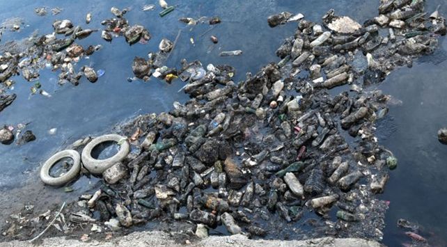 Mucha basura. Las botellas de plástico en el río generan una inquietante problemática que avanza.//Foto: Leonardo Vincenti / La Capital