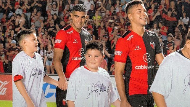 Los más chicos disfrutaron el ingreso a la cancha junto a los jugadores de Colón