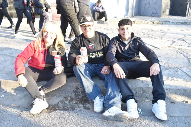 Todo el color de los hinchas de Colón, que coparon el Brigadier López