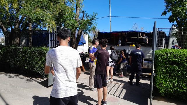 Las donaciones enviadas desde Rosario se descargaron en el Centro Comunitario de Cáritas Bahía Blanca.