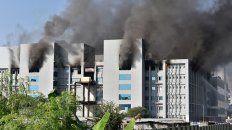 Se incendia una gran planta de producción de vacunas en India. Se incendia una gran planta de producción de vacunas en India.