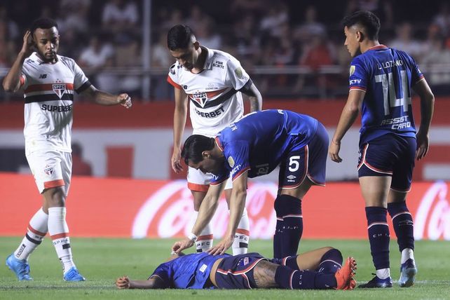 Dramático: el jugador uruguayo Juan Izquierdo cae durante el partido de la Libertadores