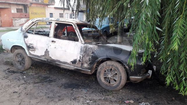 Otro auto quemado en las calles de Santa Fe