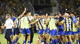 Los futbolistas de Central celebran eufóricos la clasificación a cuartos de final tras el 2-0 ante Estudiantes.