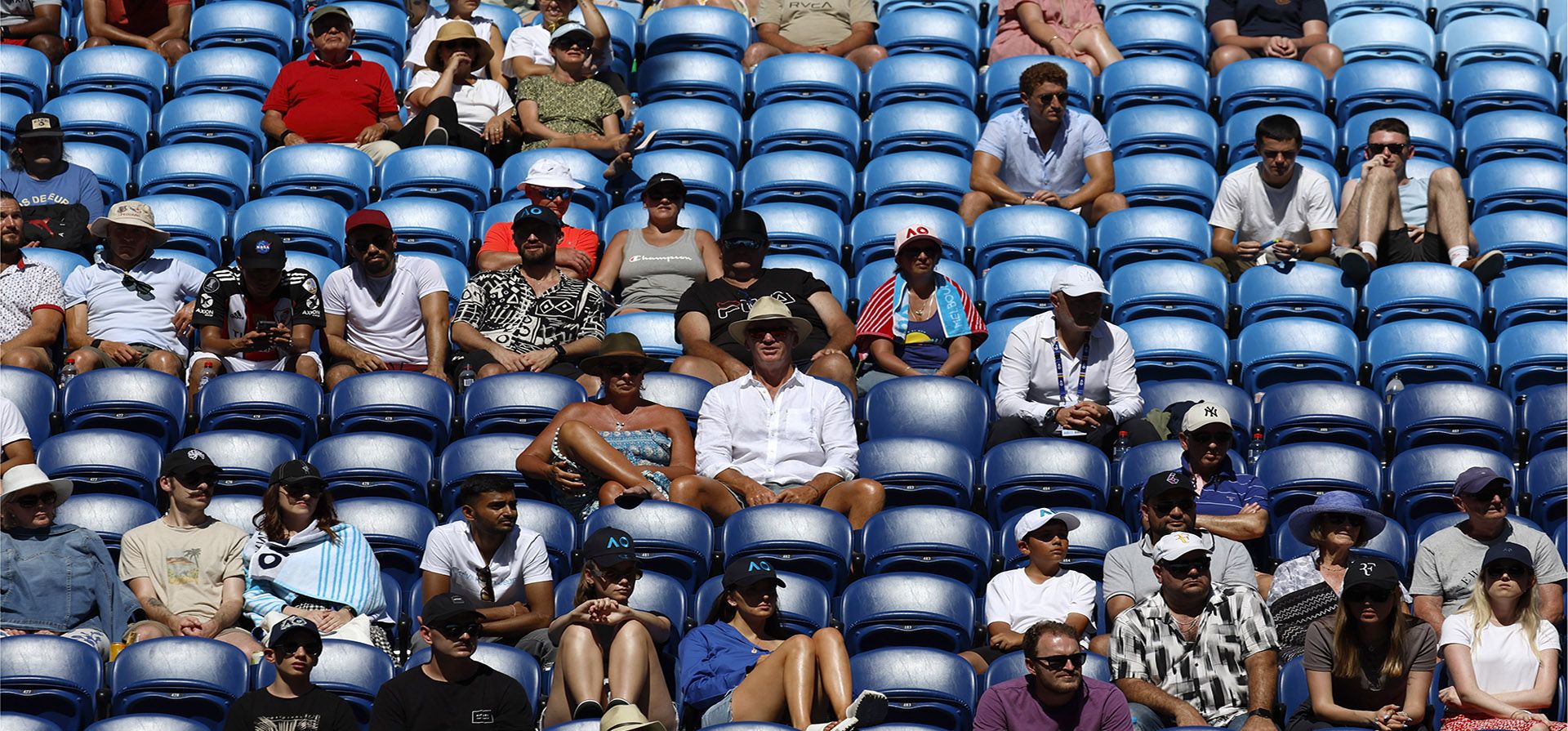 Espectadores ven el partido de cuarta ronda entre Andrey Rublev de Rusia y Holger Rune de Dinamarca en el campeonato de tenis del Abierto de Australia en Melbourne, Australia, el lunes 23 de enero de 2023. (Foto AP/Asanka Brendon Ratnayake)