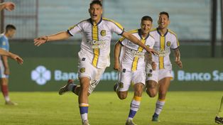 Alejo Veliz de convertir un golazo ante Arsenal y antes lo había hecho en el clásico.