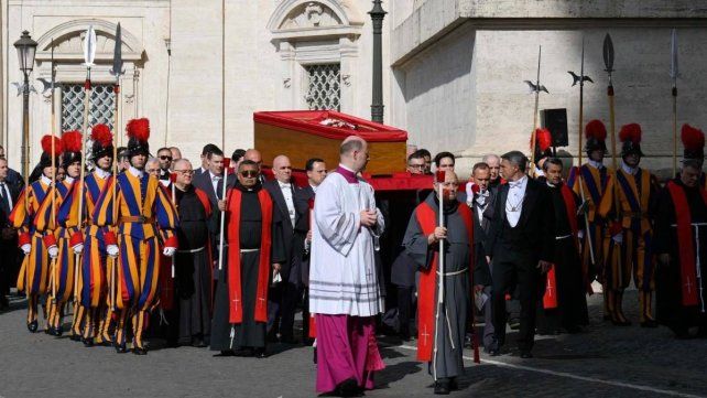 El féretro del Papa Francisco ya se encuentra en la Basílica vaticana