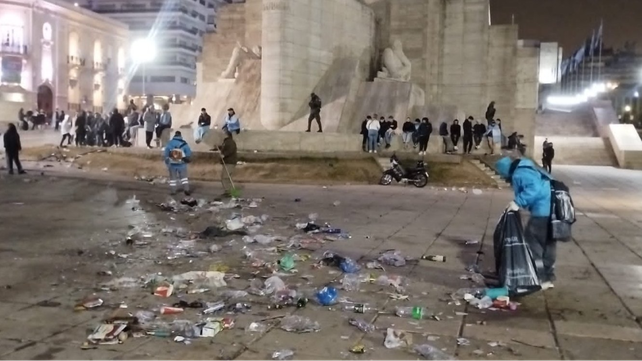 Desde muy temprano trabajadores del municipio limpiaban la basura de los festejos del bicampeonato