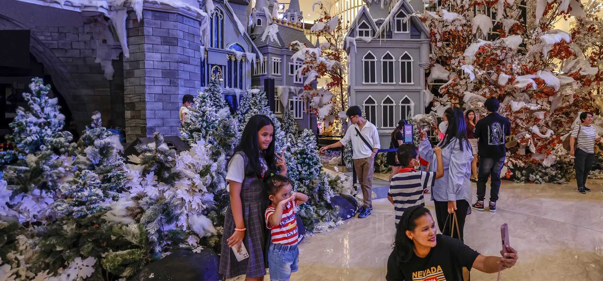 La gente se reúne en una exhibición navideña en el centro comercial de la ciudad de Senayan, Yakarta, Indonesia. Fotografía: Mast Irham/EPA La gente se reúne en una exhibición navideña en el centro comercial de la ciudad de Senayan, Yakarta, Indonesia. Fotografía: Mast Irham/EPA