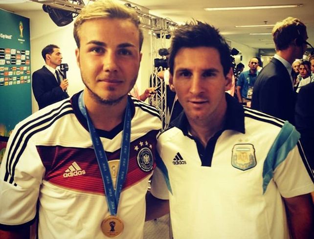 El alemán Mario Götze salió campeón, pero quiso una foto junto a Messi, el mejor del mundo
