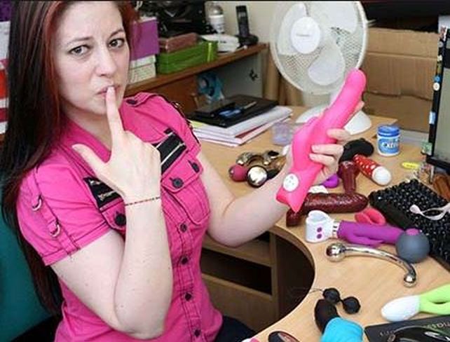 La tarea de probar sextoys además se puede hacer desde casa.
