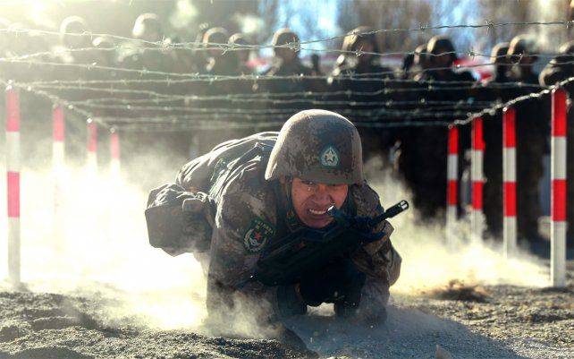 Soldados chinos entrenan con temperaturasa de -4 Fahrenheit, en Kashgar, Región Autónoma Uigur de Xinjiang, en el noroeste de China.