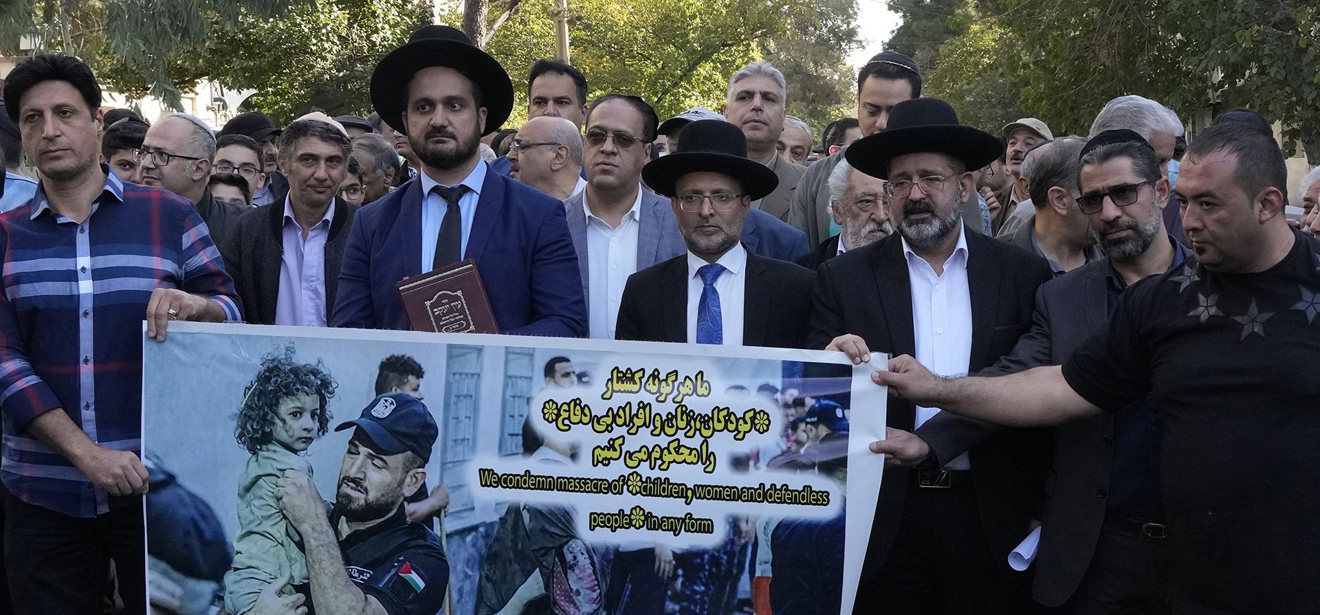 Judíos iraníes y sus rabinos asisten a una reunión para condenar los ataques de Israel contra Gaza en Teherán, Irán, el lunes 30 de octubre de 2023. (Foto AP/Vahid Salemi) Judíos iraníes y sus rabinos asisten a una reunión para condenar los ataques de Israel contra Gaza en Teherán, Irán, el lunes 30 de octubre de 2023. (Foto AP/Vahid Salemi)