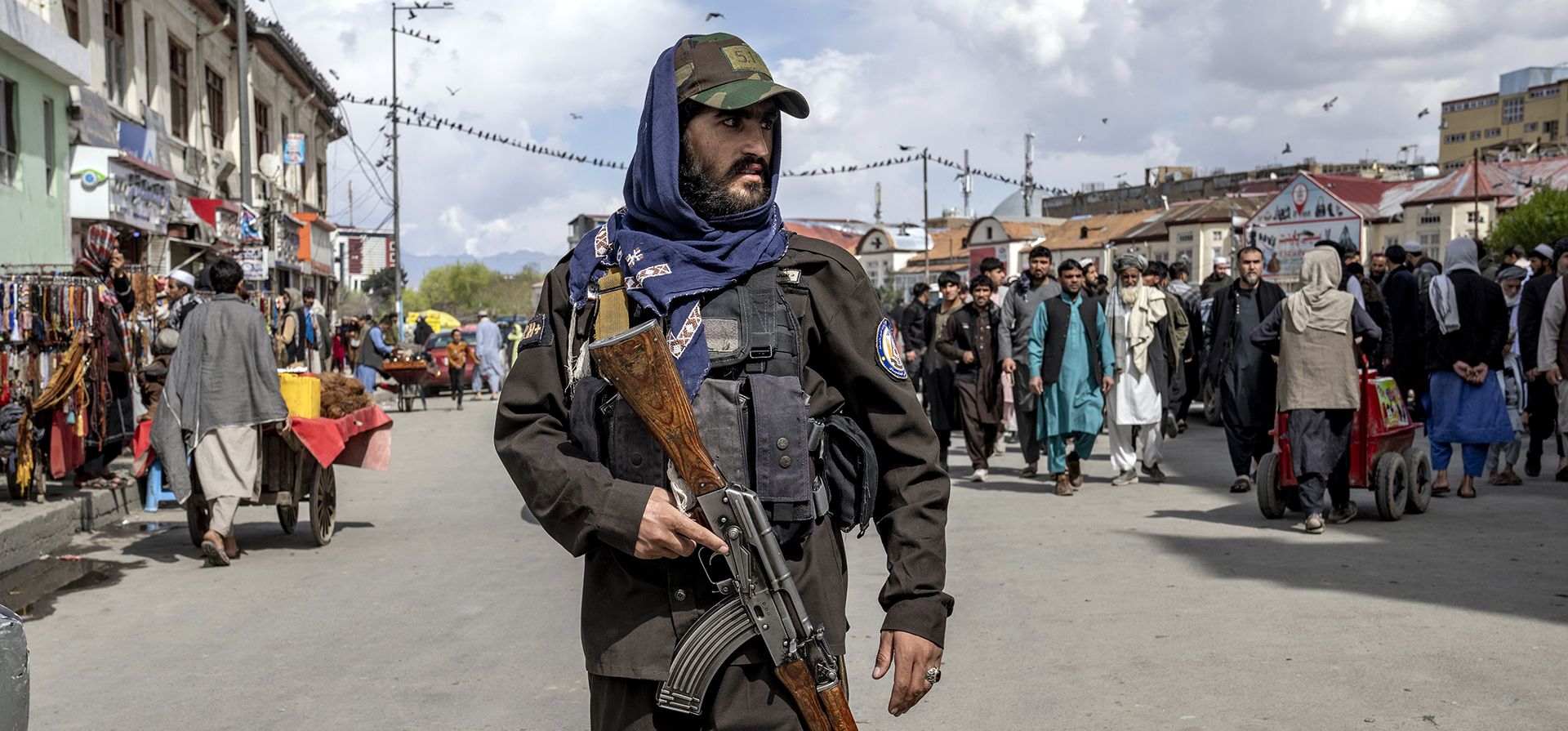 Un combatiente talibán hace guardia mientras los fieles asisten a la oración del viernes durante el mes sagrado musulmán de ayuno del Ramadán, en Kabul, Afganistán, el viernes 31 de marzo de 2023. (Foto AP/Ebrahim Noroozi)