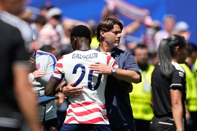Mauricio Pochettino se abraza con Balogon al final del partido. El ex-Newells puso a Estados Unidos en la siguiente fase.