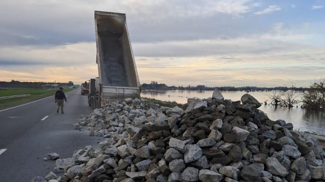 La Dirección Nacional de Vialidad (DNV) y Corredores Viales S. A. empezaron a reparar el cruce sobre el río Areco en la autopista Rosario-Buenos Aires.