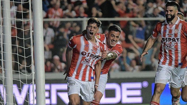 Lionel Verde festeja el segundo gol de Unión.