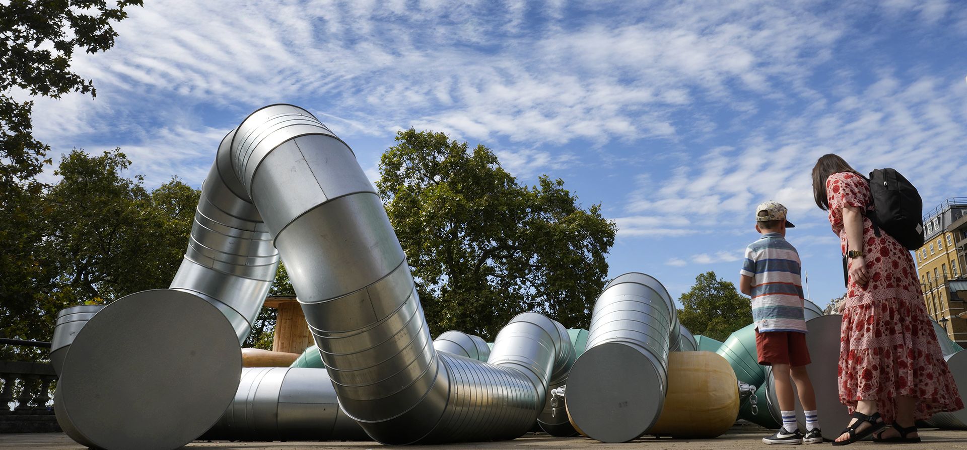 La gente mira la obra de arte de Holly Hendry llamada La gente mira la obra de arte de Holly Hendry llamada