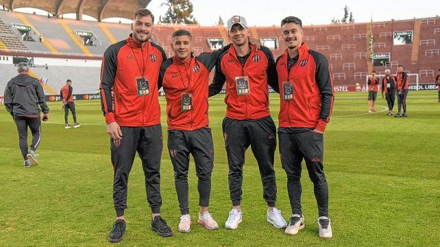 Integrantes del plantel de Patronato en el campo de juego del estadio Monumental de la UNSA.