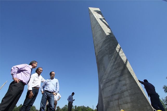 Parque de la Constitución: ya están en pie las esculturas de los poderes del Estado