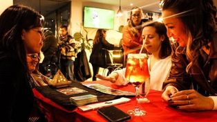 Tarot y vinos, una propuesta que ganó terreno entre quienes buscan otras opciones a la hora de pasar el tiempo.