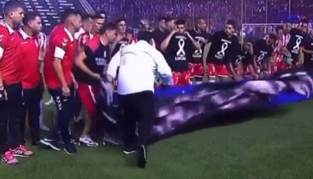 Repudiable. Una persona se acercó a los jugadores y les sacó de un tirón la bandera con pedido de Justicia.