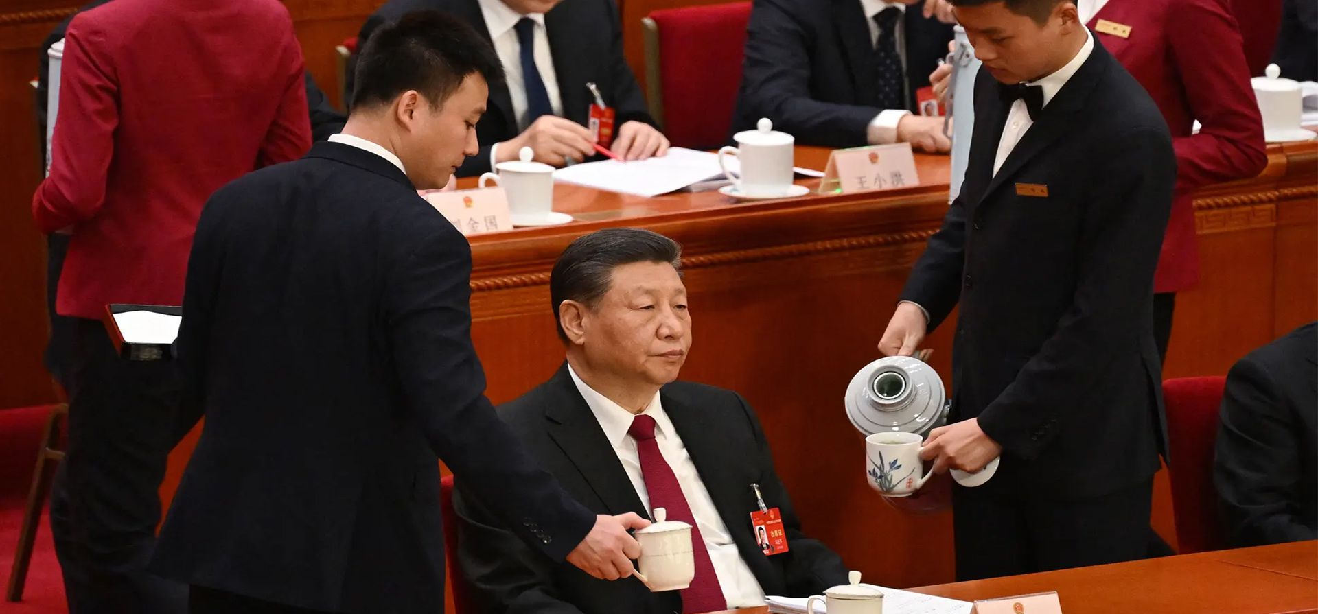 El presidente Xi Jinping recibe té durante la sesión inaugural de la Asamblea Popular Nacional en el Gran Palacio del Pueblo, Beijing, China. Fotografía: Greg Baker/AFP/Getty Images El presidente Xi Jinping recibe té durante la sesión inaugural de la Asamblea Popular Nacional en el Gran Palacio del Pueblo, Beijing, China. Fotografía: Greg Baker/AFP/Getty Images