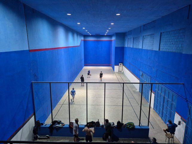 La cancha de Central Córdoba fue pintada de azul debido a una nueva reglamentación destinada a favorecer la visualización de las pelotitas.&nbsp;