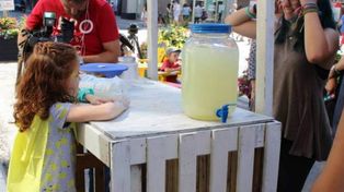 Una nena recaudó 92 mil dólares vendiendo limonada para ayudar a su hermano