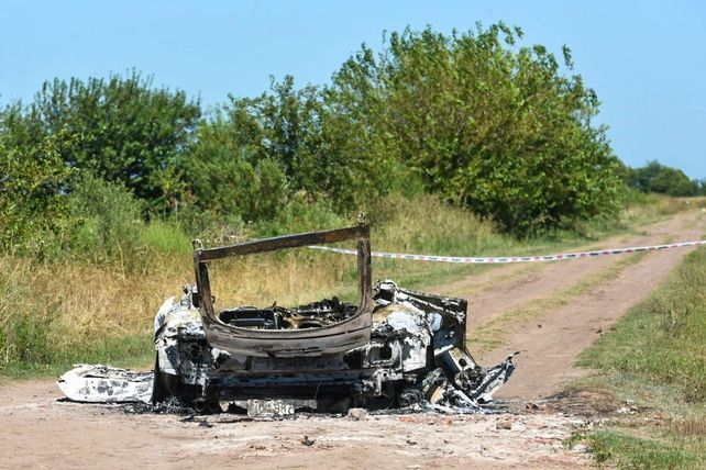 Según fuentes policiales, el auto hallado quemado sería el Audi TT blanco que fue atacado a la salida del country Campos de Ibarlucea.