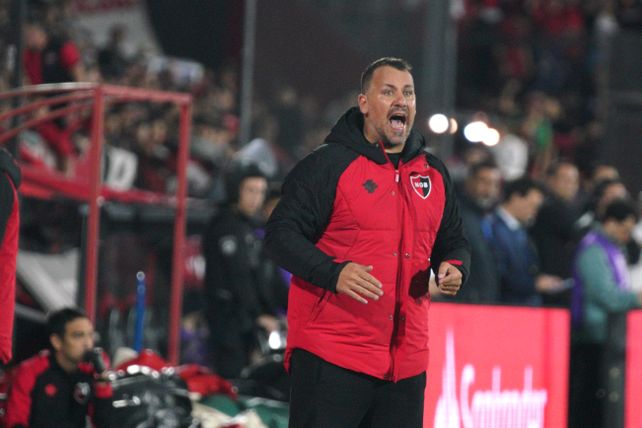 Cristian Fabbiani intenta sin éxito una reacción de Newell's. Confía en que puede hacerlo.