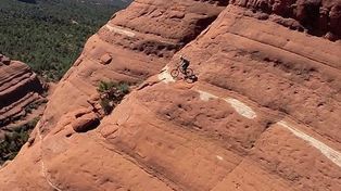 Un ciclista bajó el sendero más peligroso del mundo y el video se viralizó en Youtube