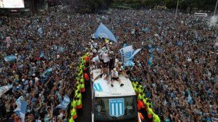 Una multitud en los festejos de Racing campeón de la Copa Sudamericana.