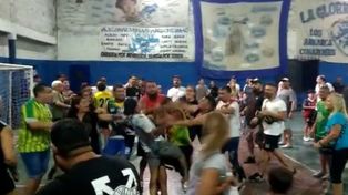 Batalla campal entre padres en un partido de fútbol infantil