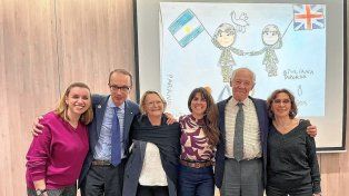 Geoffrey Cardozo ilustra sus charlas por el mundo con el dibujo de una nena de Paraná