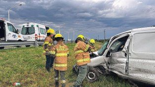 Un vehículo volcó en la Ruta 168 y el conductor fue asistido por Bomberos Voluntarios de Paraná