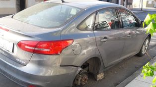 Vino a despedir a Julio Cabal y le robaron la rueda del auto