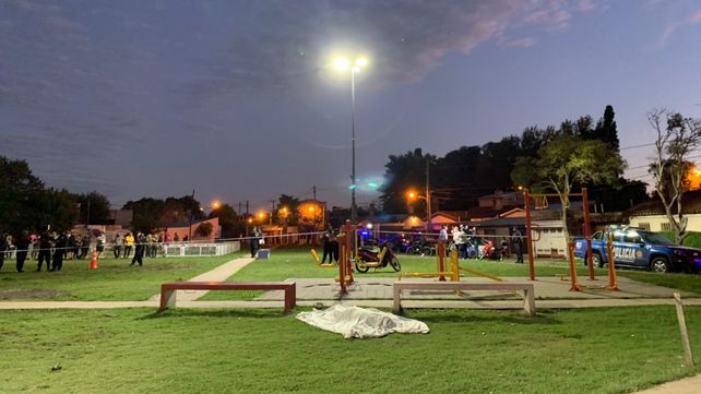 Lo asesinaron mientras jugaba con su hijo de cuatro años en una plaza de barrio Acindar