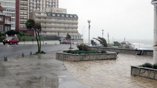 Temporal de lluvia y viento en Mar del Plata: sin clases, con calles inundadas y corte de luz