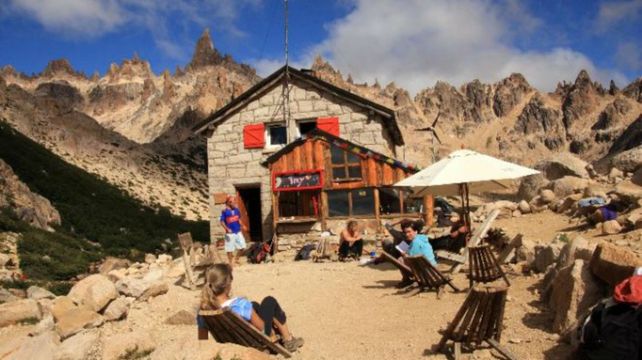 Pintoresco. El refugio Emilio Frey puede albergar a unas 40 personas.