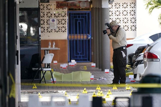 Dos muertos y al menos 20 heridos en un tiroteo en Miami