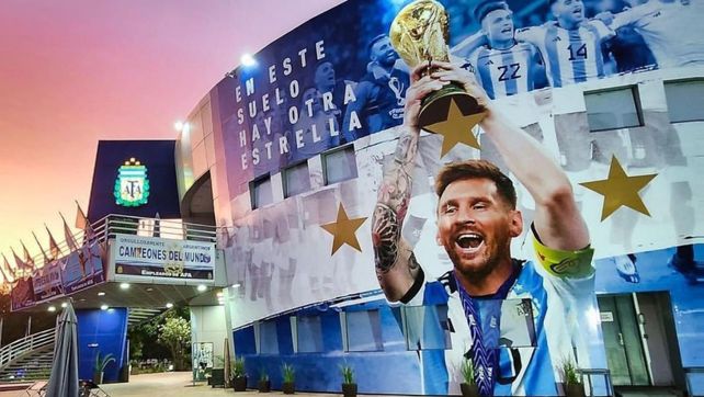 La imagen de Lionel Messi con la soñada Copa del Mundo en Ezeiza.