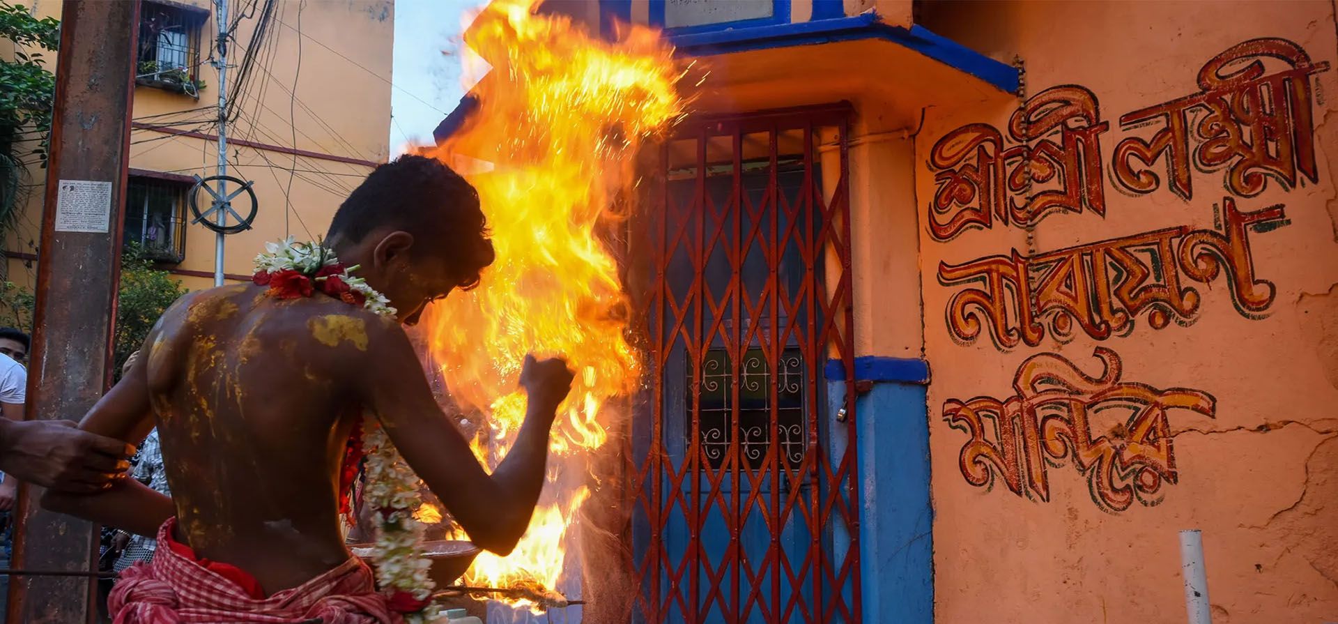 Devotos lanzan fuego desde un caldero como parte del ritual de ofrenda de oración durante Gajon en Calcuta, India. Gajon es un festival hindú celebrado en el último día del mes bengalí de Chaitra, observado en honor de Shiva. Fotografía: Debarchan Chatterjee/Zuma Press Wire/Rex/Shutterstock