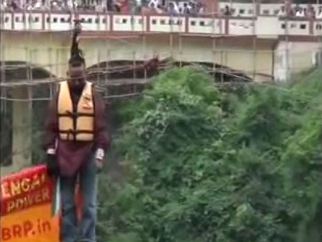 Video: indio murió al querer batir su propio record Guiness al cruzar un río colgado de la cola de su pelo