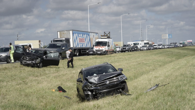 Otro choque en el carril opuesto. Sobre la mano que ingresa a Rosario, colisionaron tres automóviles. Una mujer tuvo que ser traslada en helicóptero