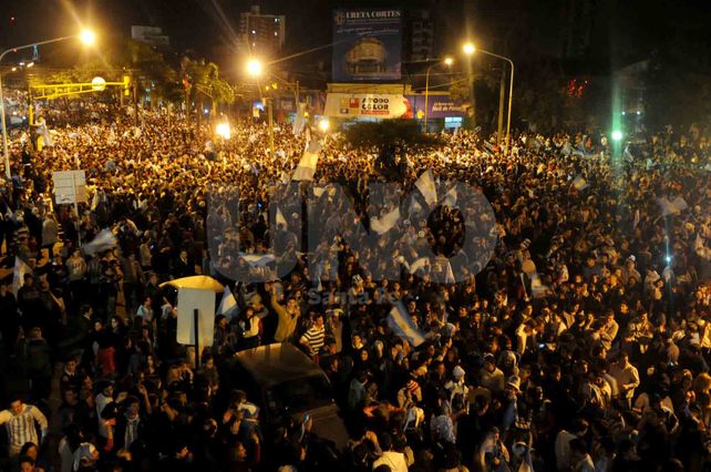 Multitud. Los santafesinos se concentraron en un lugar que está rodeado de estaciones de servicio.