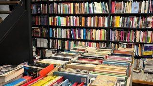 Mal de Archivo es una librería en la que se ofrecen libros de editoriales independientes, discos de vinilo, arte gráfico, café, talleres y presentaciones