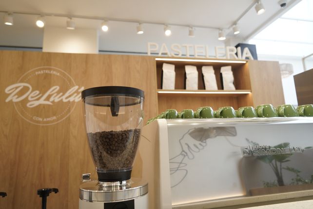 El café de especialidad es la estrella del local junto a las opciones de pastelería.