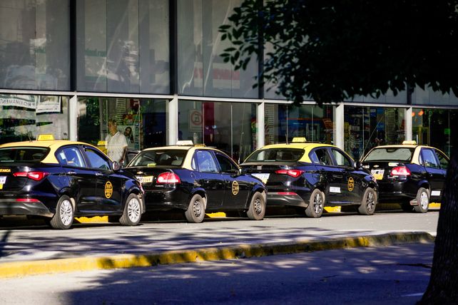 El municipio elimina tasas a los taxis y busca que Uber sea legal