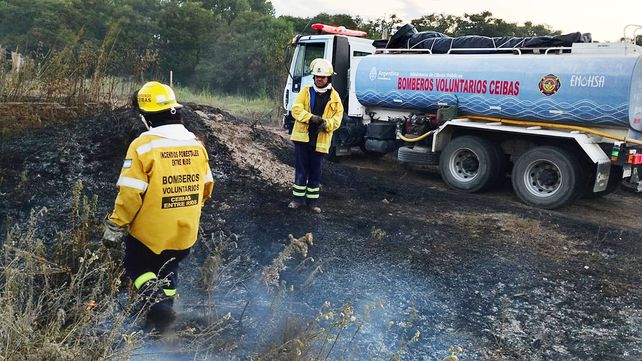 La tarea de los bomberos entrerrianos se intensifica en épocas estivales por sequía y altas temperaturas. Las quemas están prohibidas y recomiendan precaución